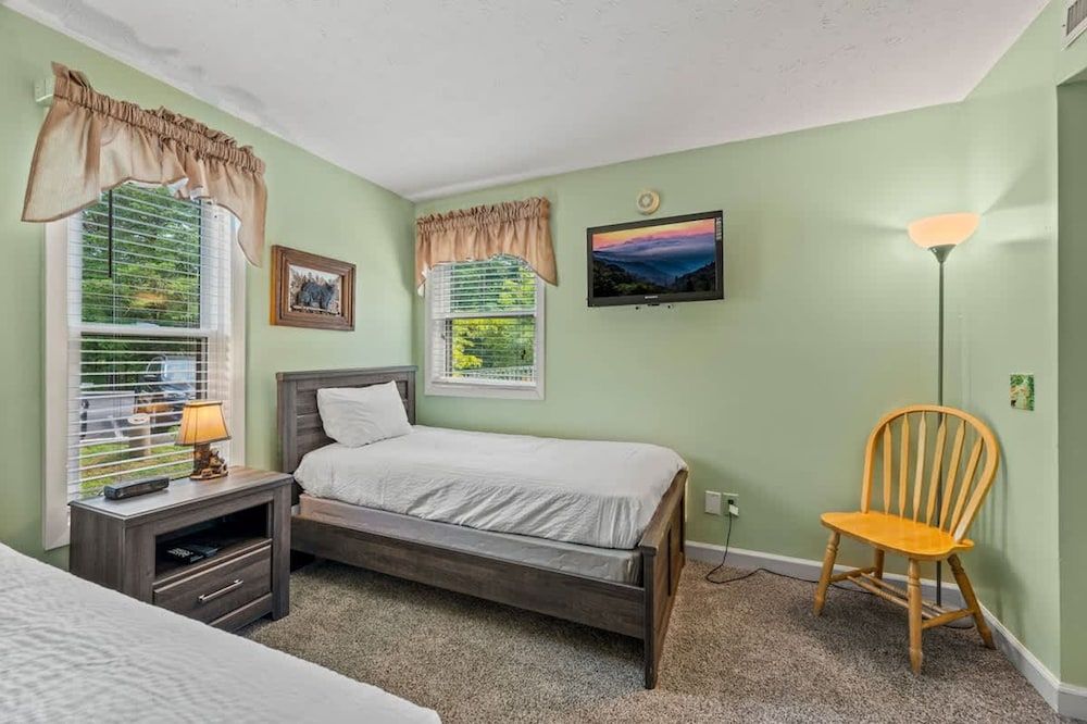 Sleeps 6 Indoor Pool Hot Tub Mountain Views Apartment 22