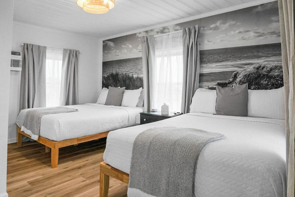 Boardwalk Inn Comfort Studio Suite, 2 Queen Beds, Partial Ocean View, Beachfront 2