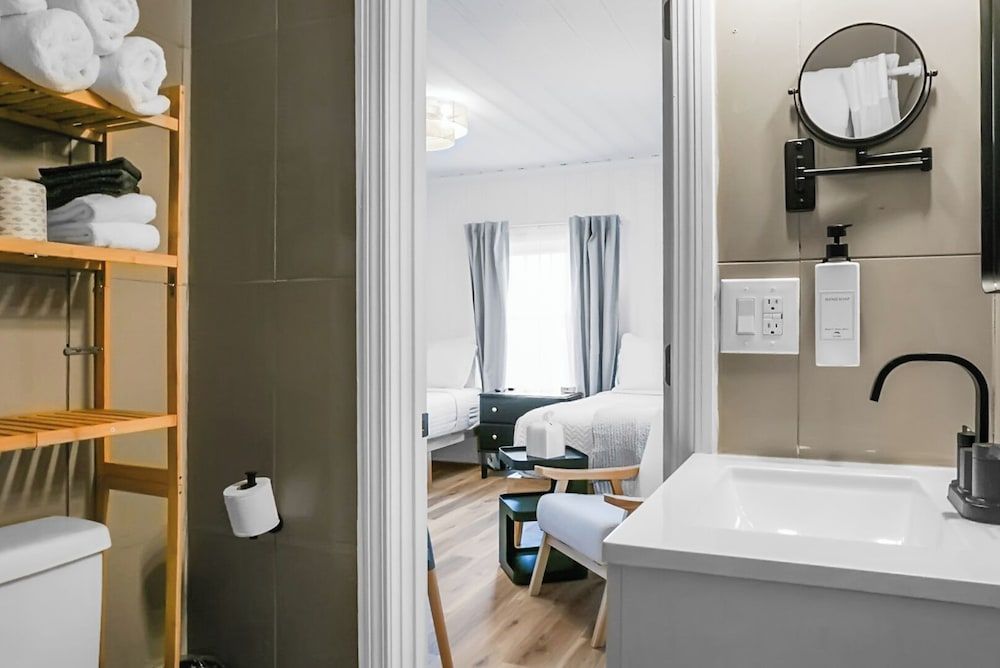 Boardwalk Inn Comfort Studio Suite, 2 Queen Beds, Partial Ocean View, Beachfront 13