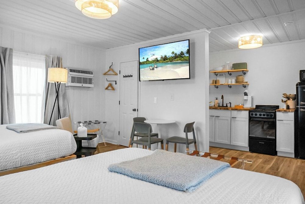 Boardwalk Inn Comfort Studio Suite, 2 Queen Beds, Partial Ocean View, Beachfront 3