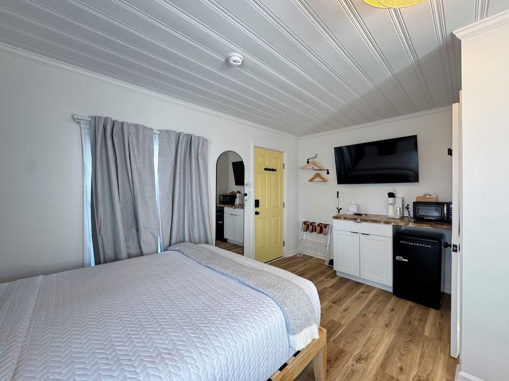 Boardwalk Inn Comfort Studio Suite, 2 Queen Beds, Partial Ocean View, Beachfront 14