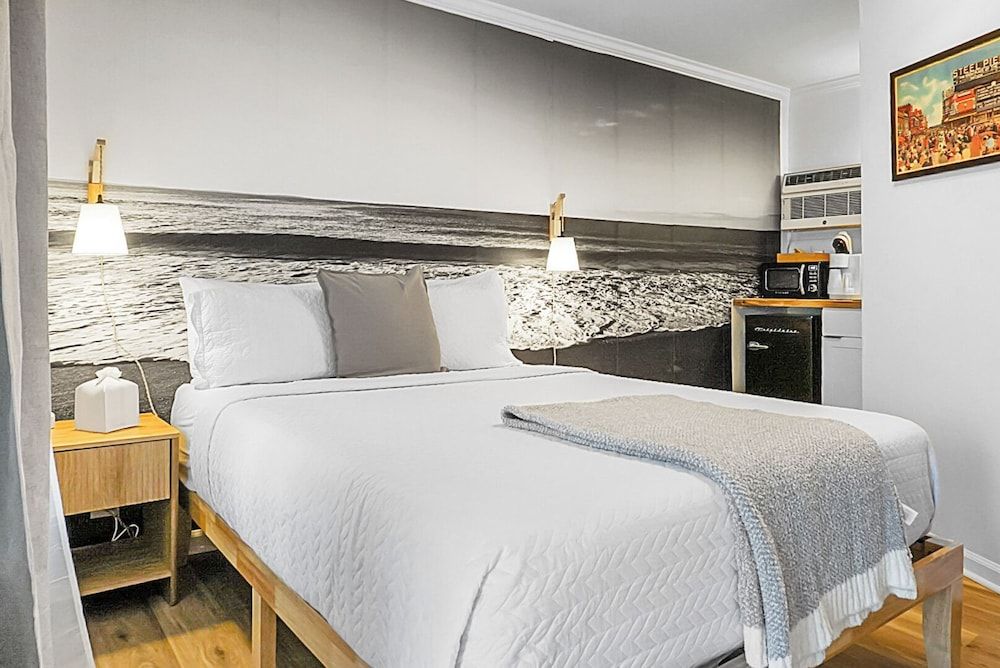 Boardwalk Inn Comfort Single Room, 1 Queen Bed, Non Smoking, Pool View 2