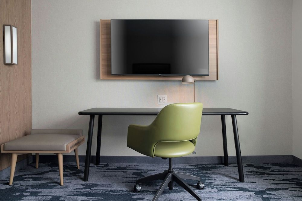 Fairfield by Marriott Inn & Suites DeSoto Dallas South Standard Room, 1 King Bed (Mobility/Hearing Access, Roll-in Shwr)