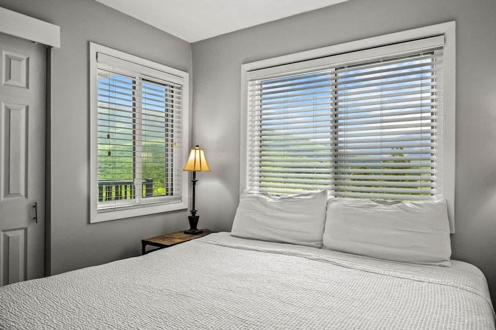 Mountain Views Indoor Pool Hot Tub Sleeps 4 Apartment 10