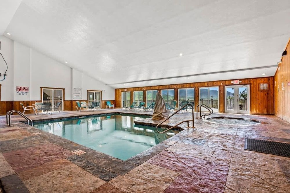 Mountain Views Indoor Pool Hot Tub Sleeps 4 Apartment 27