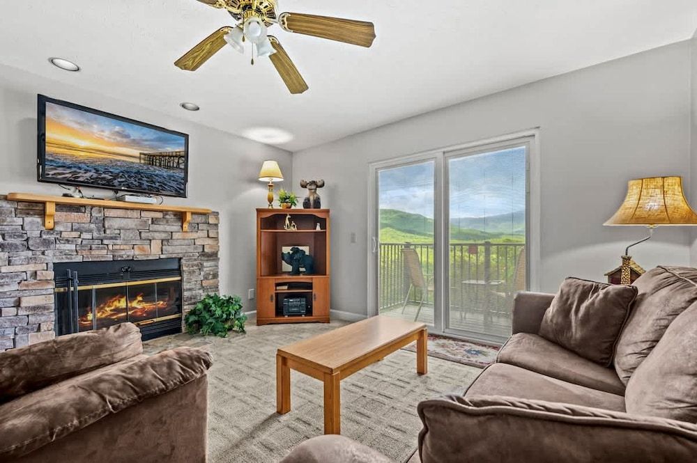 Mountain Views Indoor Pool Hot Tub Sleeps 4 Apartment 5