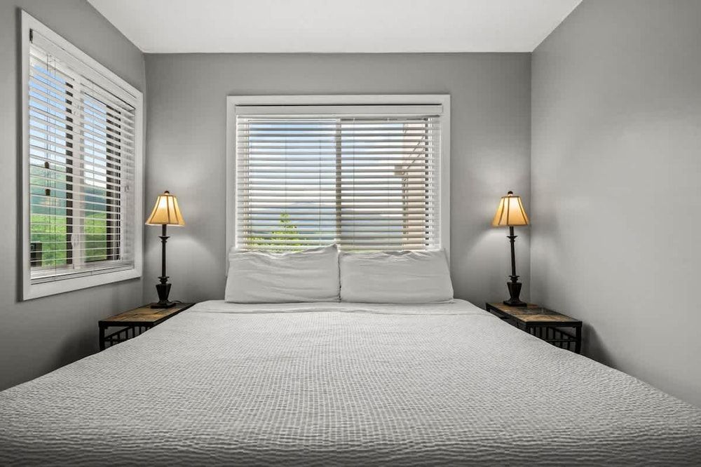 Mountain Views Indoor Pool Hot Tub Sleeps 4 Apartment 9