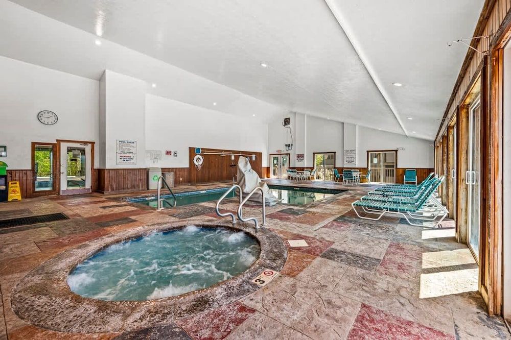 Mountain Views Indoor Pool Hot Tub Sleeps 4 Apartment 30