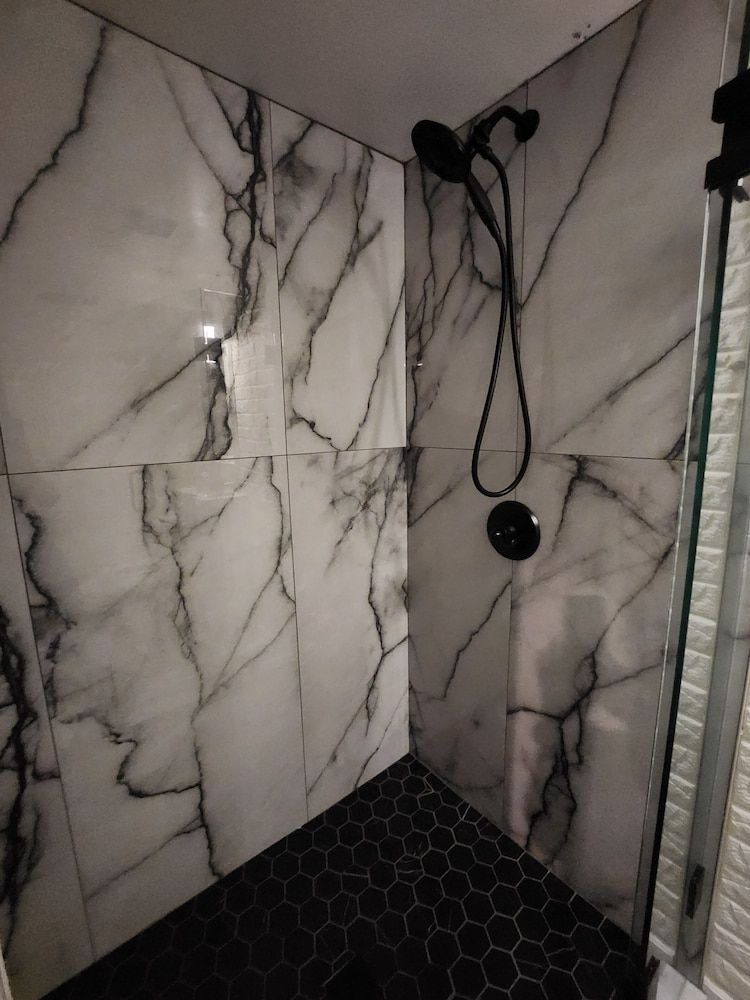 Exec Suite King Bed Hot Tub Gym Laundry Studio 10