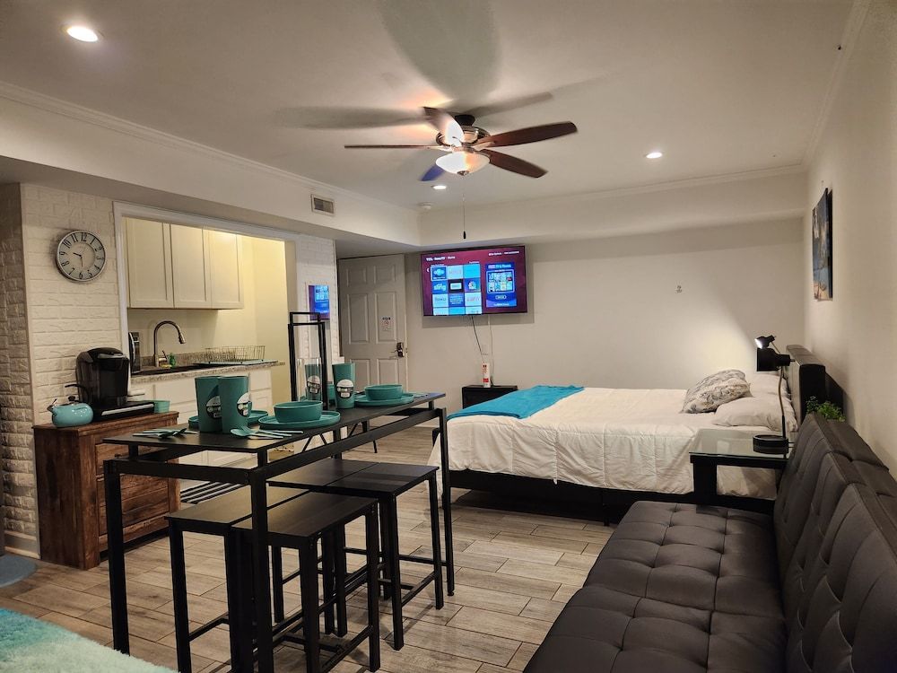 Exec Suite King Bed Hot Tub Gym Laundry Studio 2