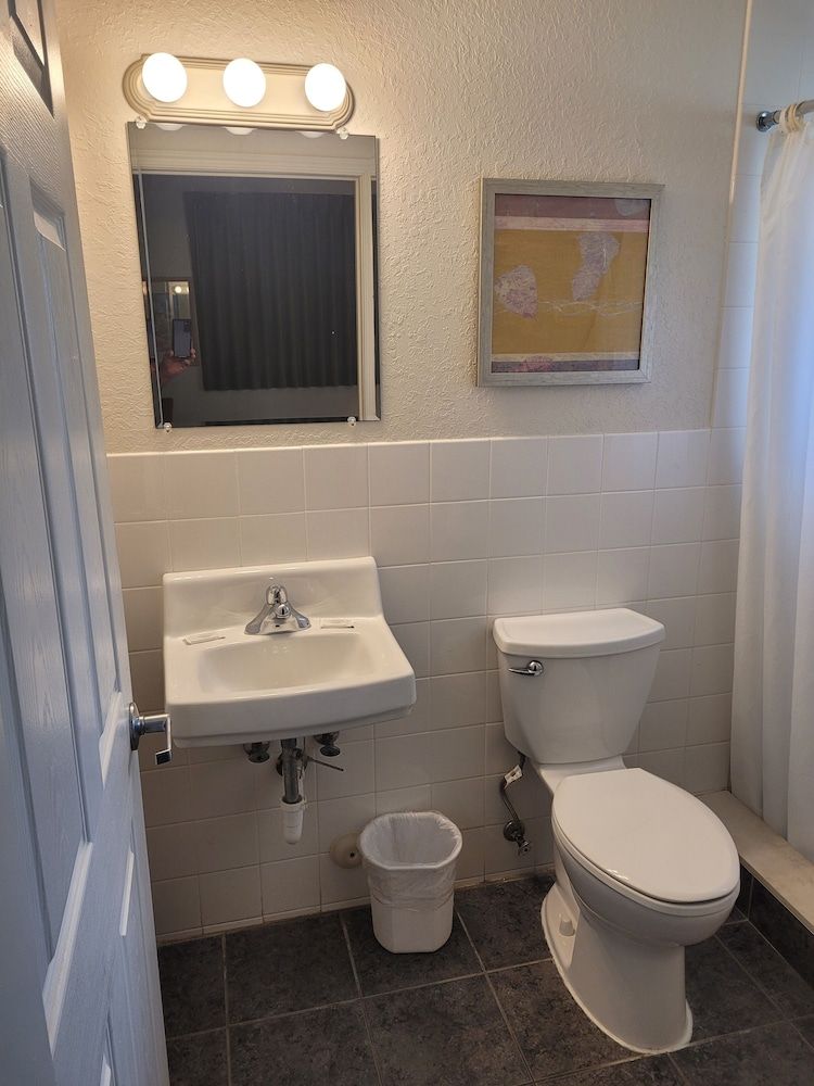 Queens Lodge Motel Deluxe Studio, Smoking 5