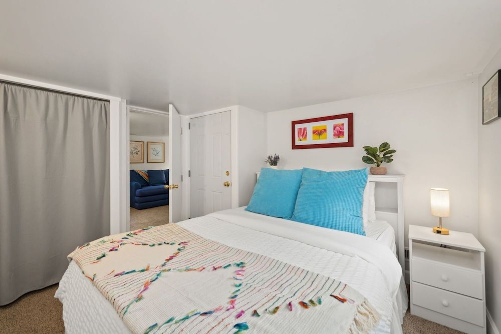 House, Multiple Beds, Hot Tub, Garden View (523 Peterson St. - Whole House)
