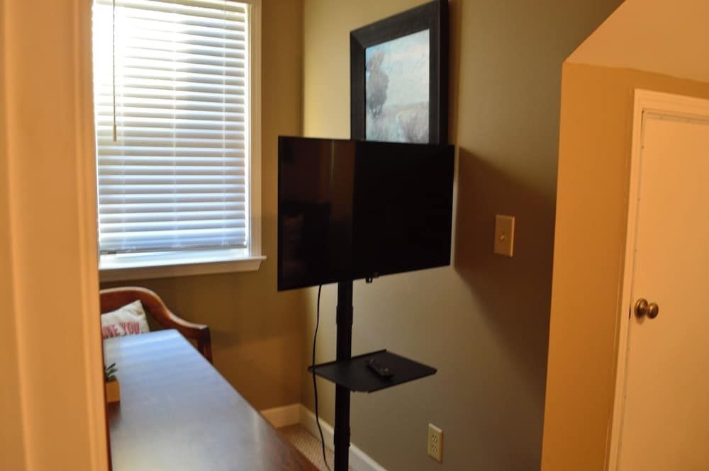 Lux Apartment With Lake Views: Privacy and Wi-fi Studio (1 Bedroom) 9