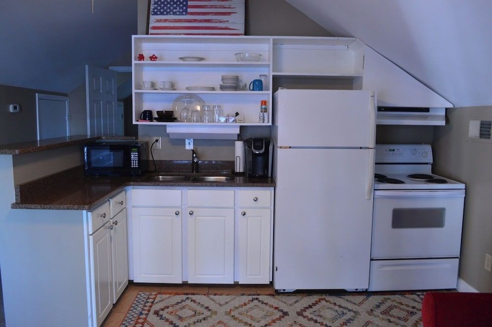 Lux Apartment With Lake Views: Privacy and Wi-fi Studio (1 Bedroom) 11