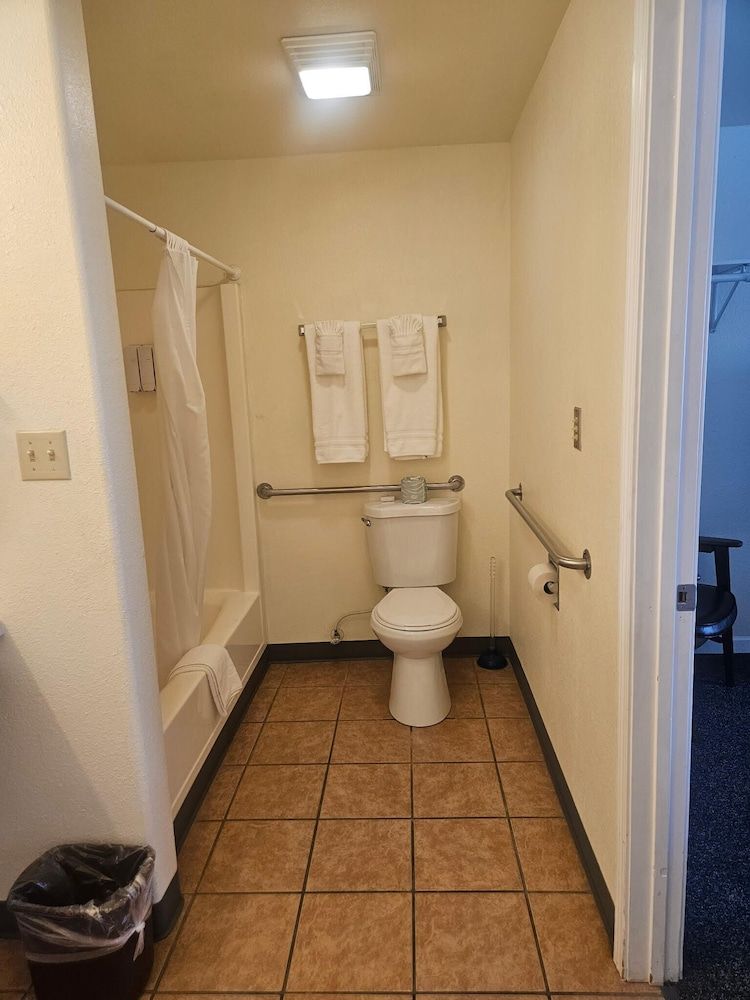 Camaray Motel Standard Single Room, 1 King Bed 4