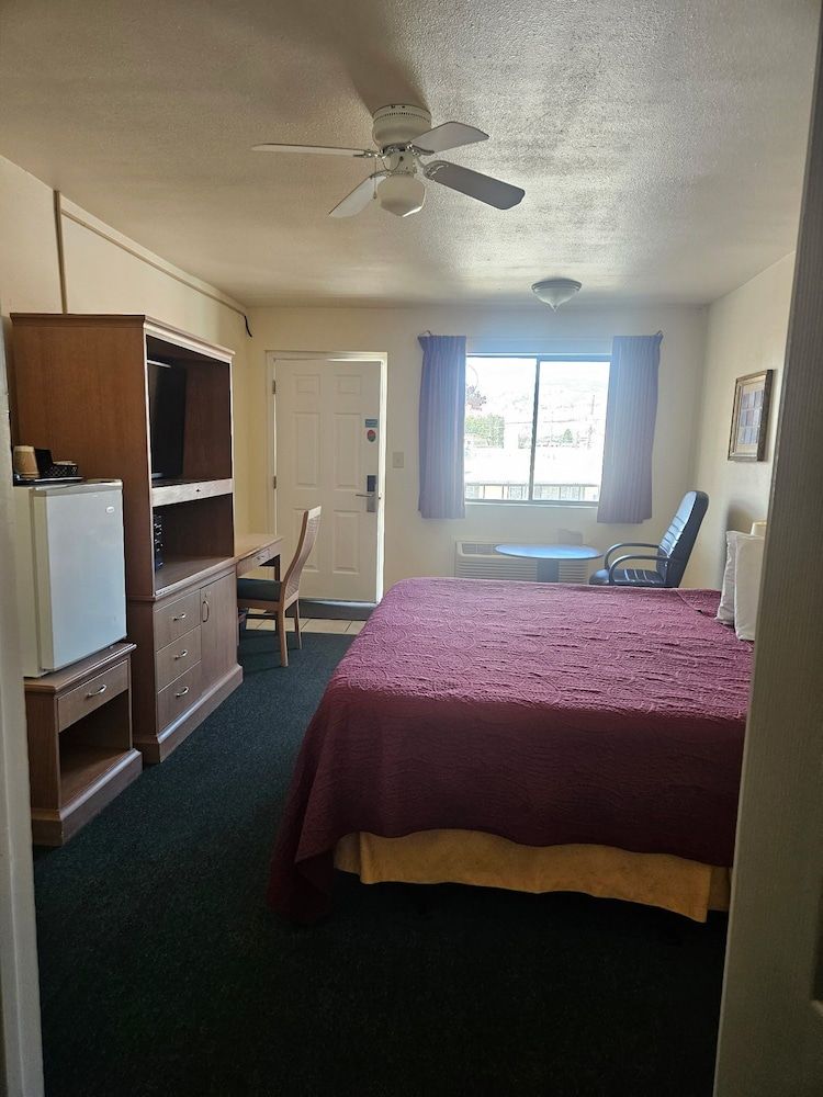 Camaray Motel Premium Room, 1 King Bed, Jetted Tub 4