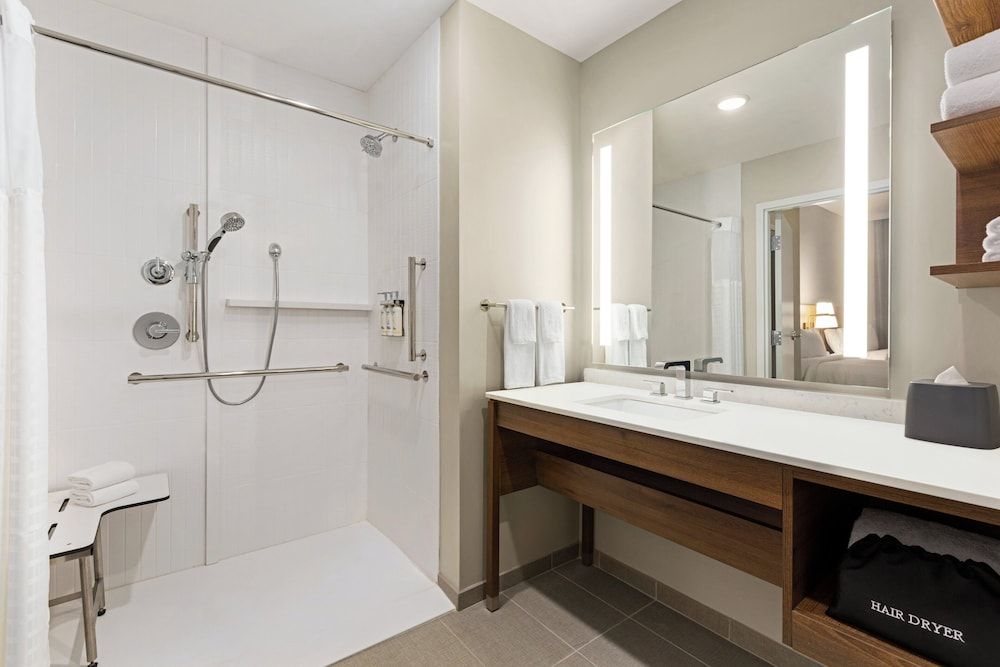 Studio, 1 King Bed, Accessible Bathtub, Kitchen (Communications, Mobility)