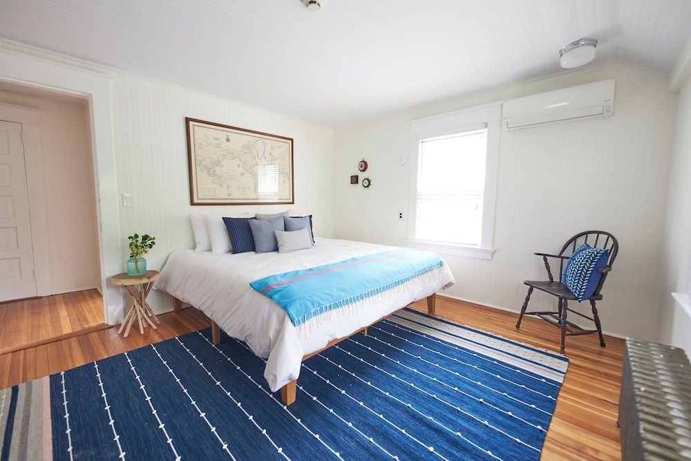 Bellport Inn Deluxe Suite, Garden View 2