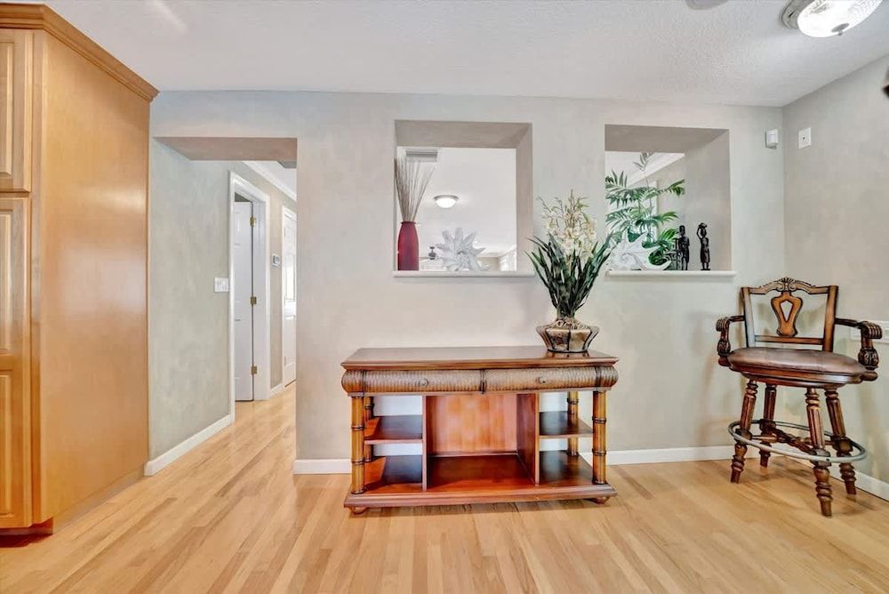 Stones Throw Beachfront Premier Suite 4 Views Apartment 15