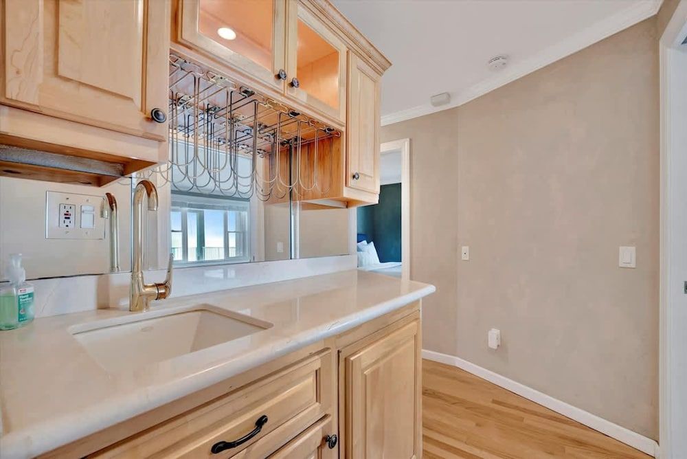 Stones Throw Beachfront Premier Suite 4 Views Apartment 28