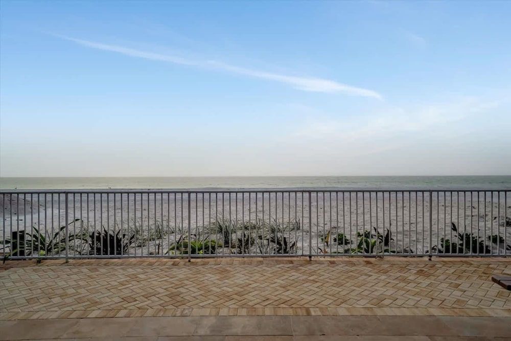 Stones Throw Beachfront Premier Suite 4 Views Apartment 8