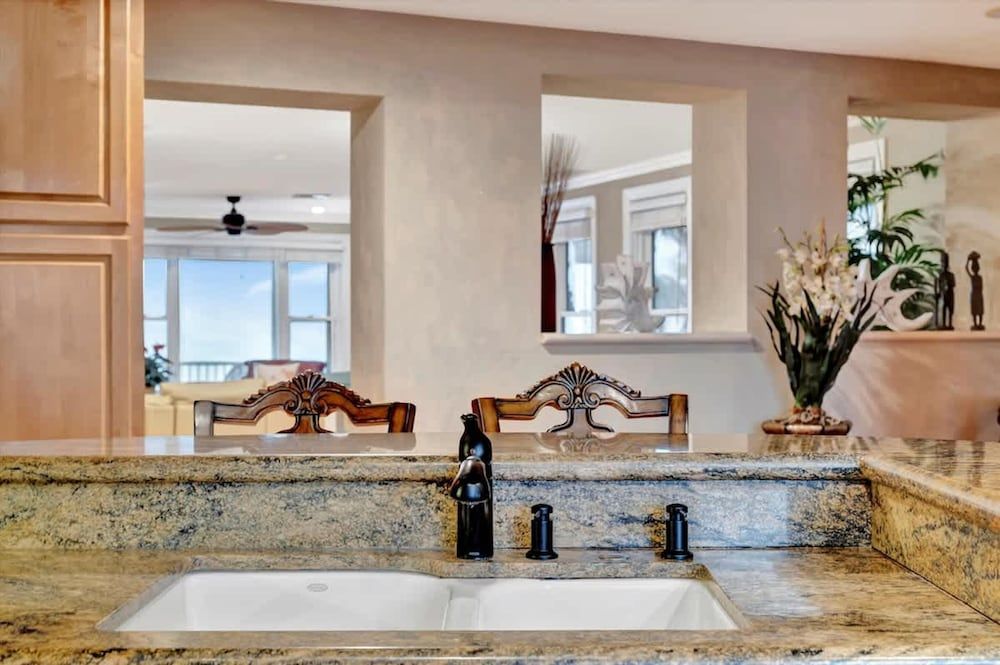 Stones Throw Beachfront Premier Suite 4 Views Apartment 14