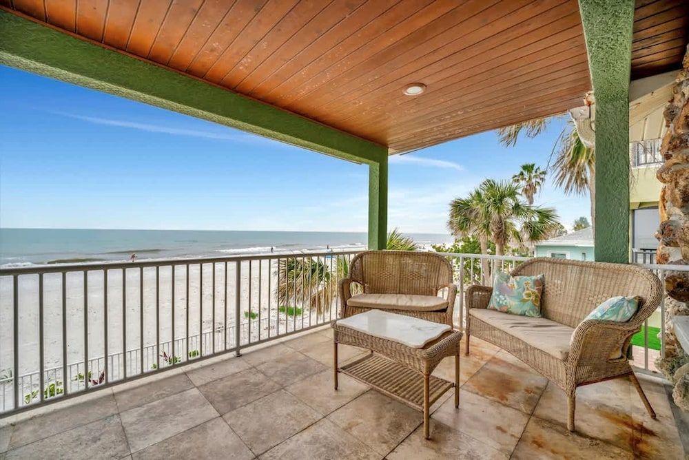 Stones Throw Beachfront Premier Suite 4 Views Apartment 27