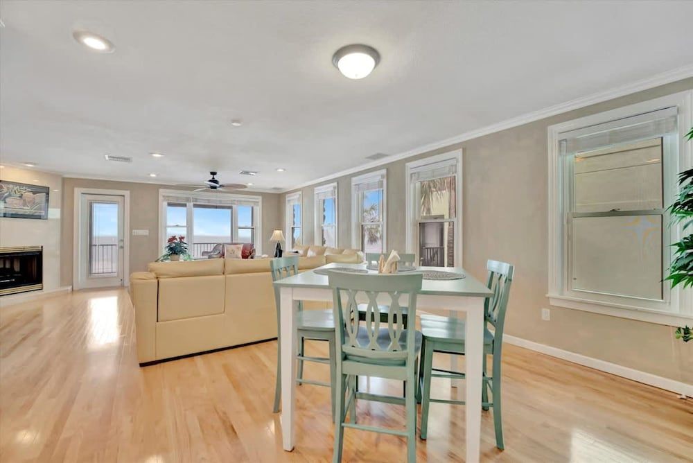 Stones Throw Beachfront Premier Suite 4 Views Apartment 19