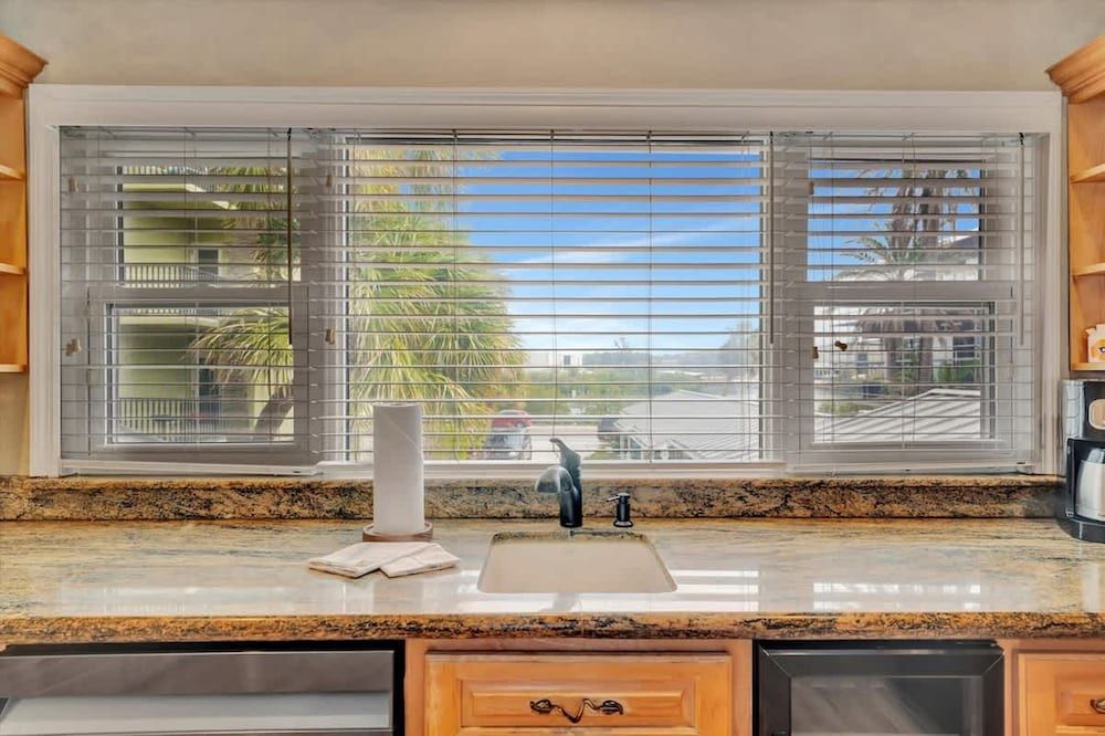 Stones Throw Beachfront Premier Suite 4 Views Apartment 23