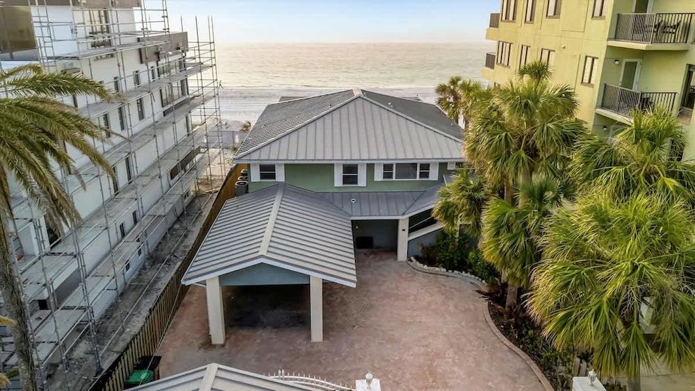 Stones Throw Beachfront Premier Suite 4 Views Apartment 7