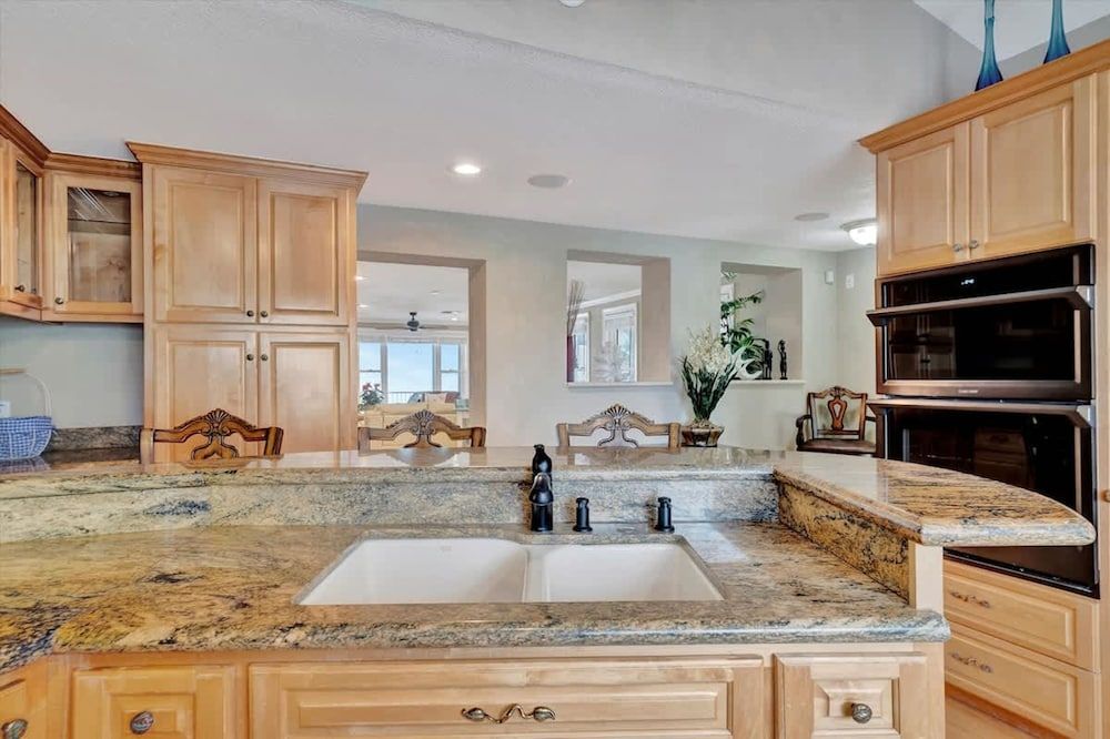 Stones Throw Beachfront Premier Suite 4 Views Apartment 22