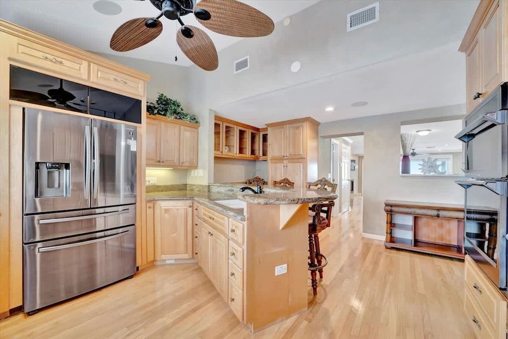 Stones Throw Beachfront Premier Suite 4 Views Apartment 21