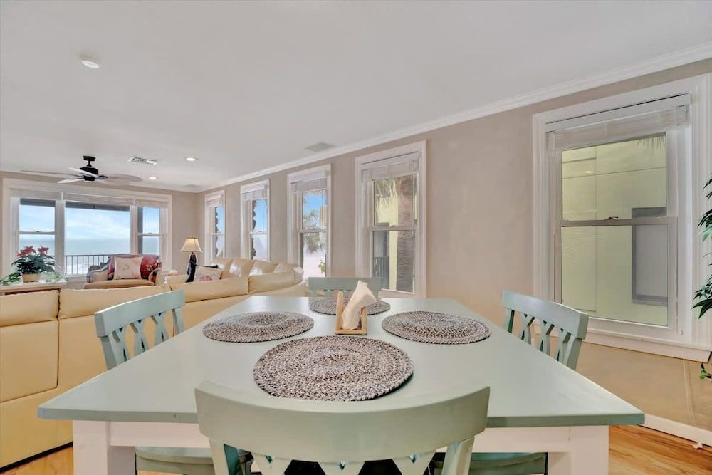 Stones Throw Beachfront Premier Suite 4 Views Apartment 24