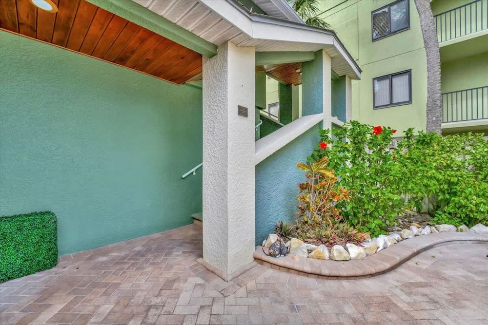 Stones Throw Beachfront Premier Suite 4 Views Apartment 17