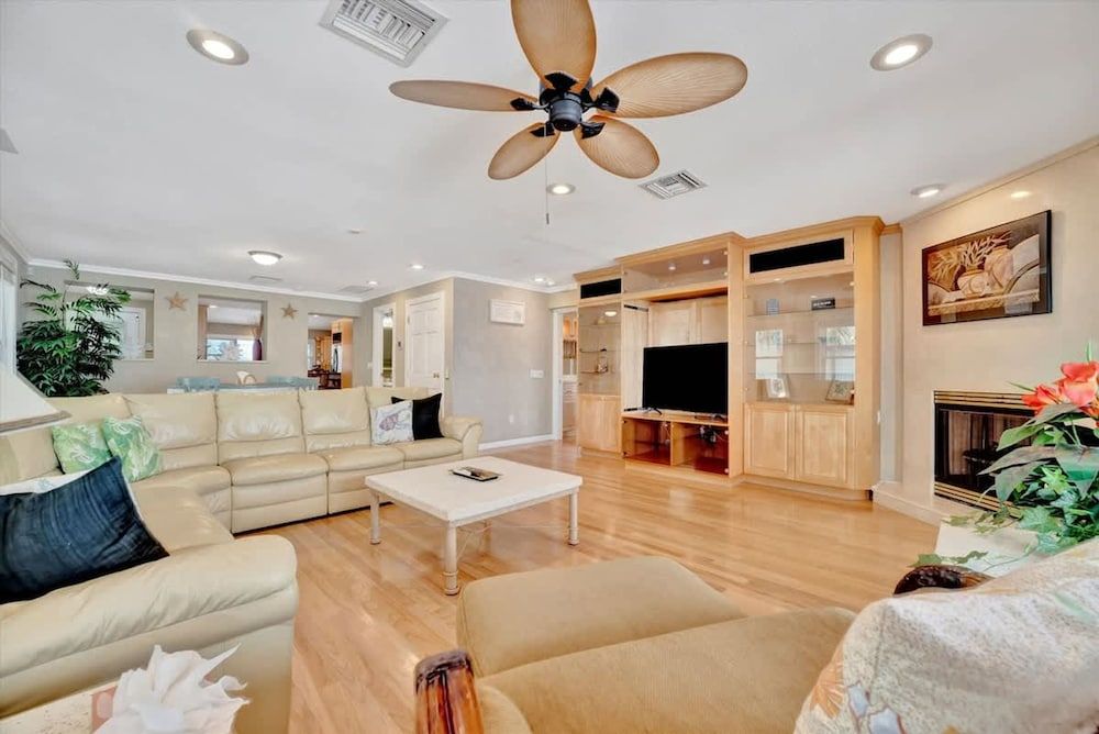 Stones Throw Beachfront Premier Suite 4 Views Apartment 25