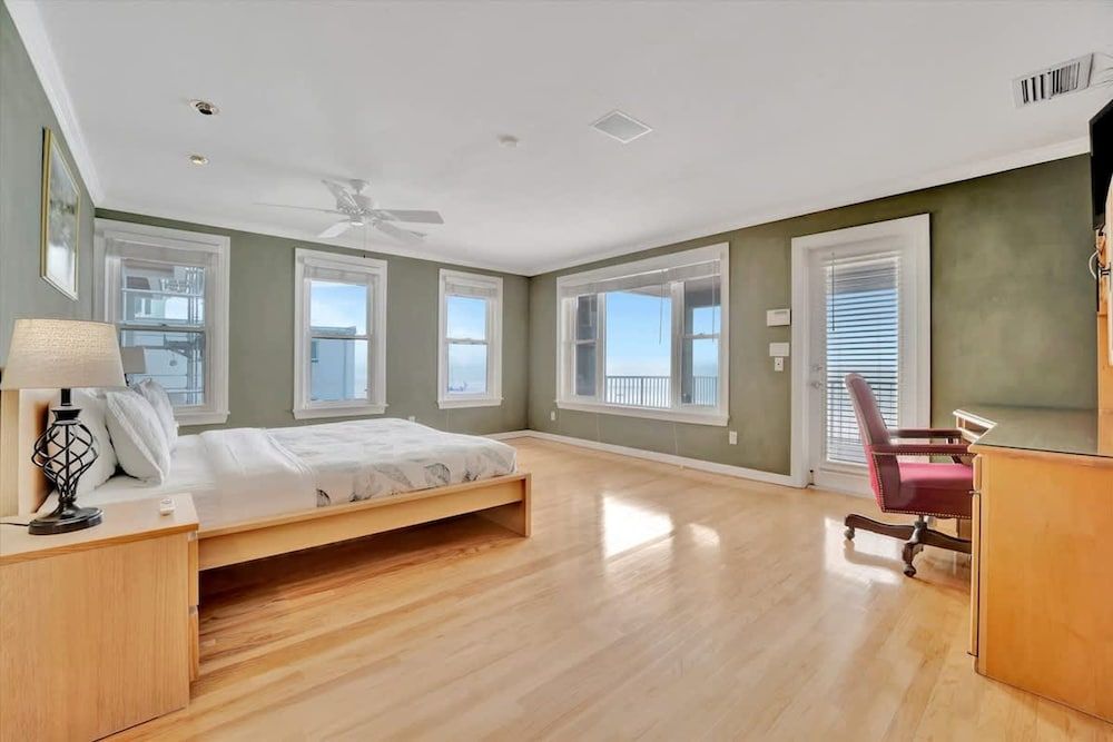 Stones Throw Beachfront Premier Suite 4 Views Apartment 31