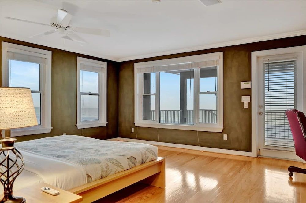 Stones Throw Beachfront Premier Suite 4 Views Apartment 13