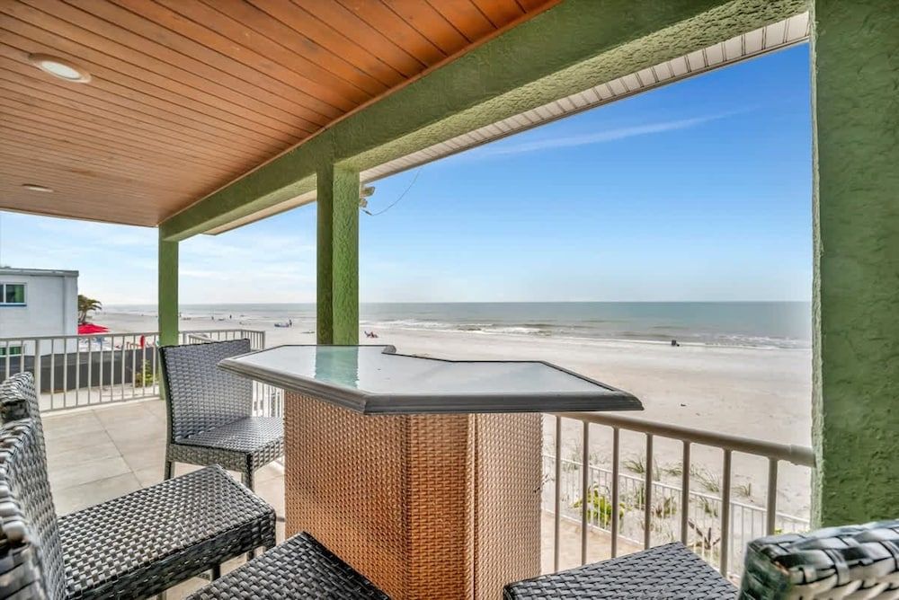 Stones Throw Beachfront Premier Suite 4 Views Apartment 40