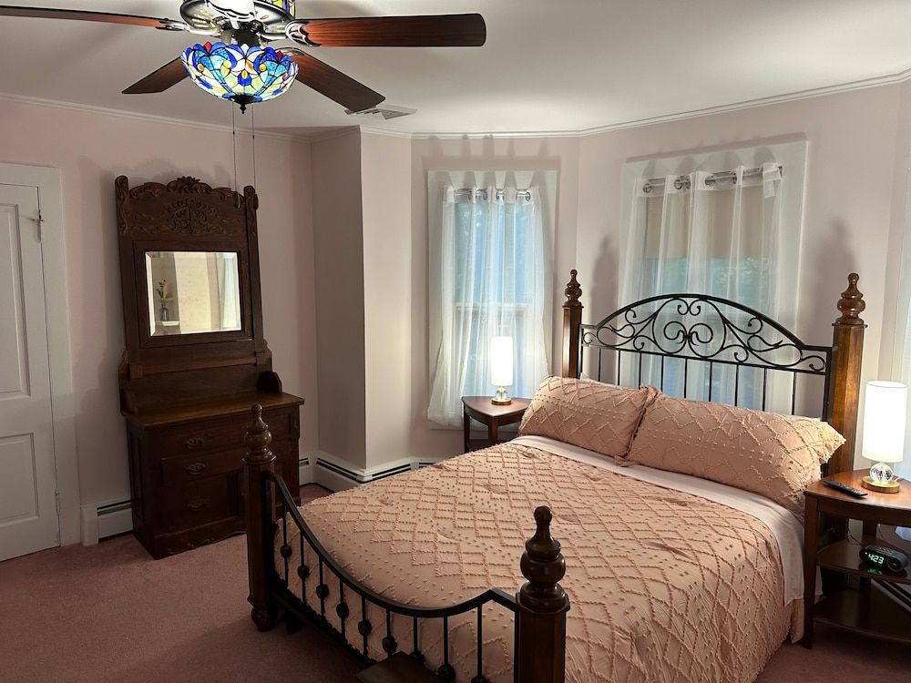 Comfort Single Room, 1 Queen Bed, Non Smoking