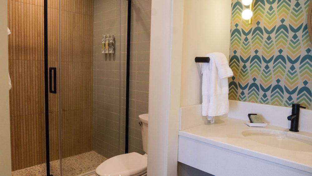 Oceaneer Deluxe Room, 1 King Bed, Ocean View 10