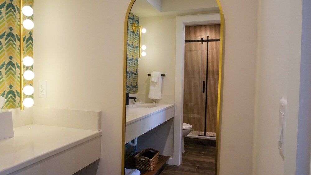 Oceaneer Deluxe Room, 1 King Bed, Ocean View 11