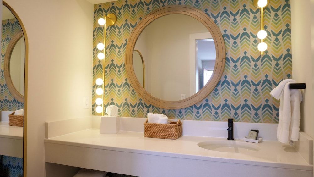 Oceaneer Deluxe Room, 1 King Bed, Ocean View 8