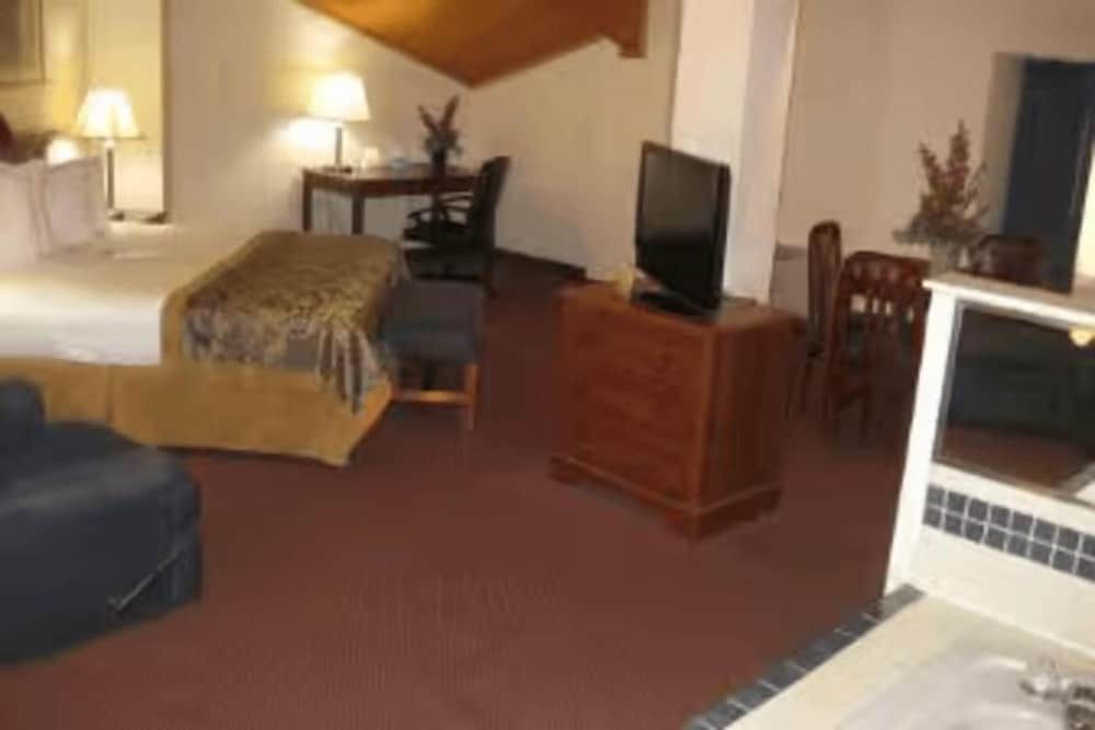 Deluxe Suite, 1 King Bed, Non Smoking, Kitchenette