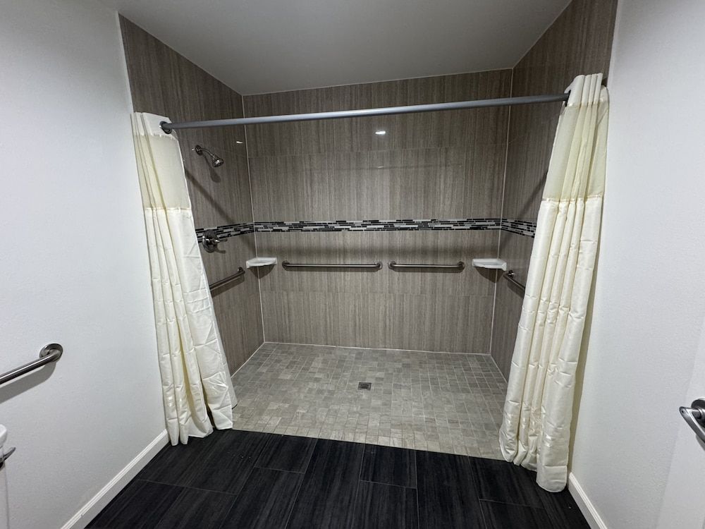 Dutch Motel Deluxe Single Room, Roll-in Shower, Non Smoking 6