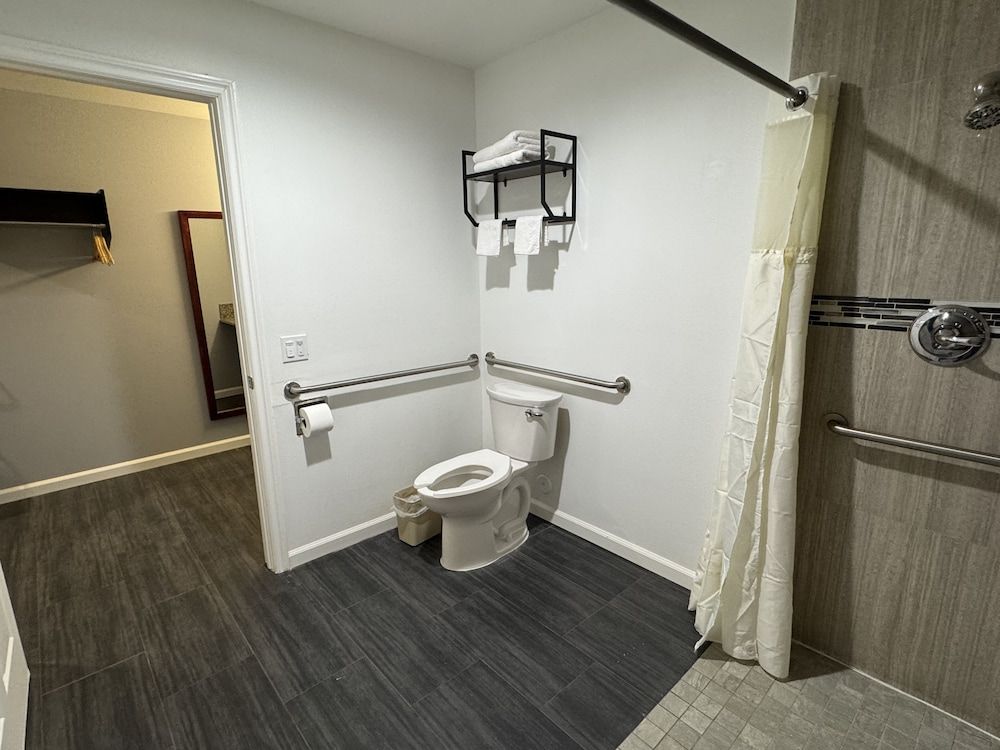 Dutch Motel Deluxe Single Room, Roll-in Shower, Non Smoking 5