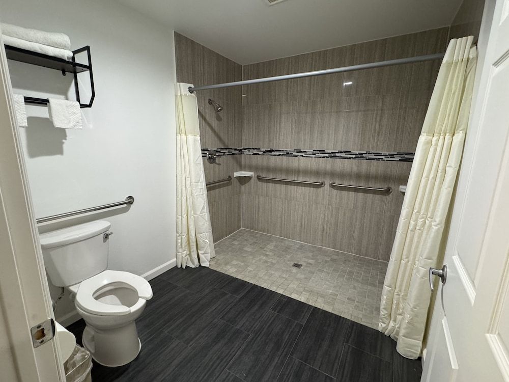 Dutch Motel Deluxe Single Room, Roll-in Shower, Non Smoking 4