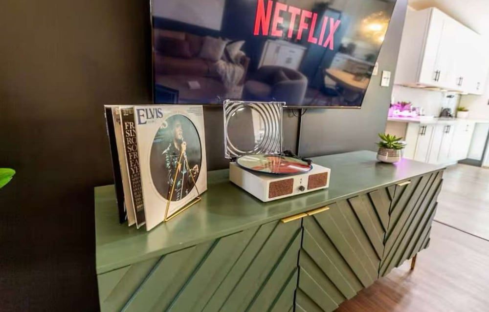 Iconic 3BD Entire House in The Heart Of Pittsburg House 18