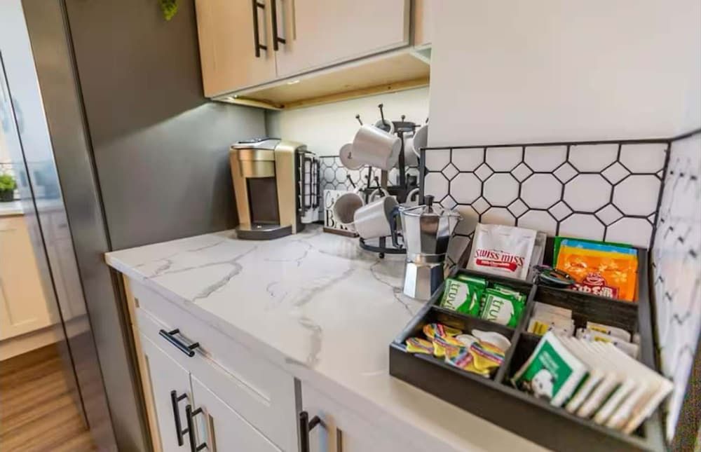 Iconic 3BD Entire House in The Heart Of Pittsburg House 4