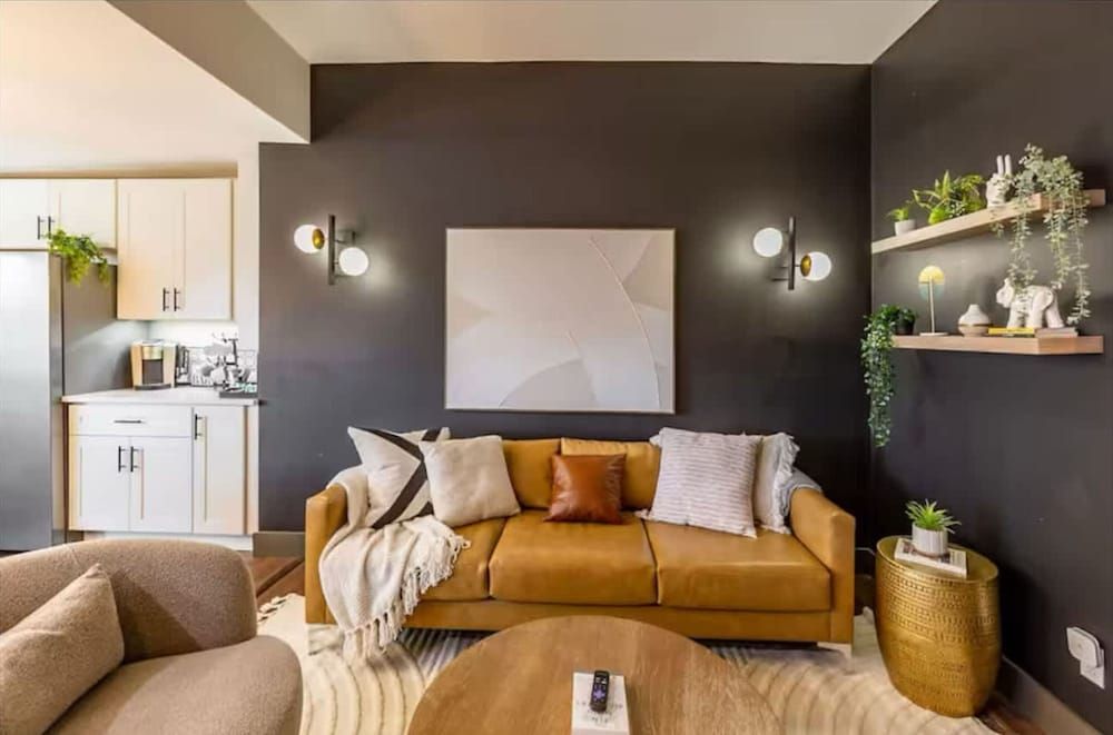 Iconic 3BD Entire House in The Heart Of Pittsburg