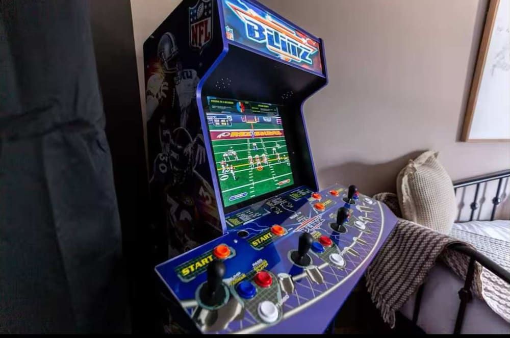 Iconic 3BD Entire House in The Heart Of Pittsburg House 17